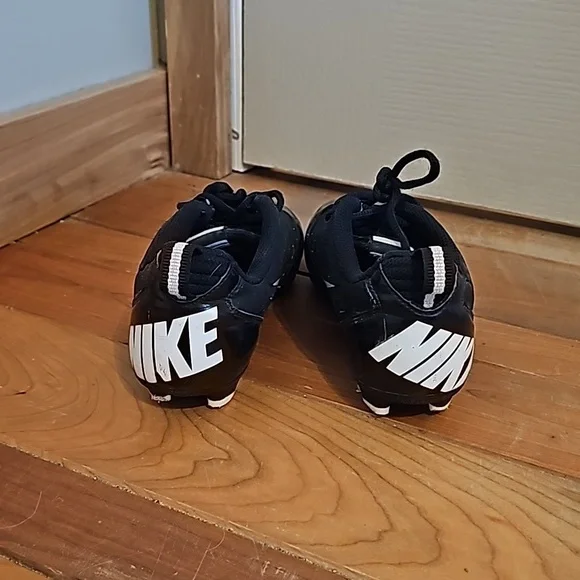 Kids nike size 3.5 cleats - Picture 3 of 6